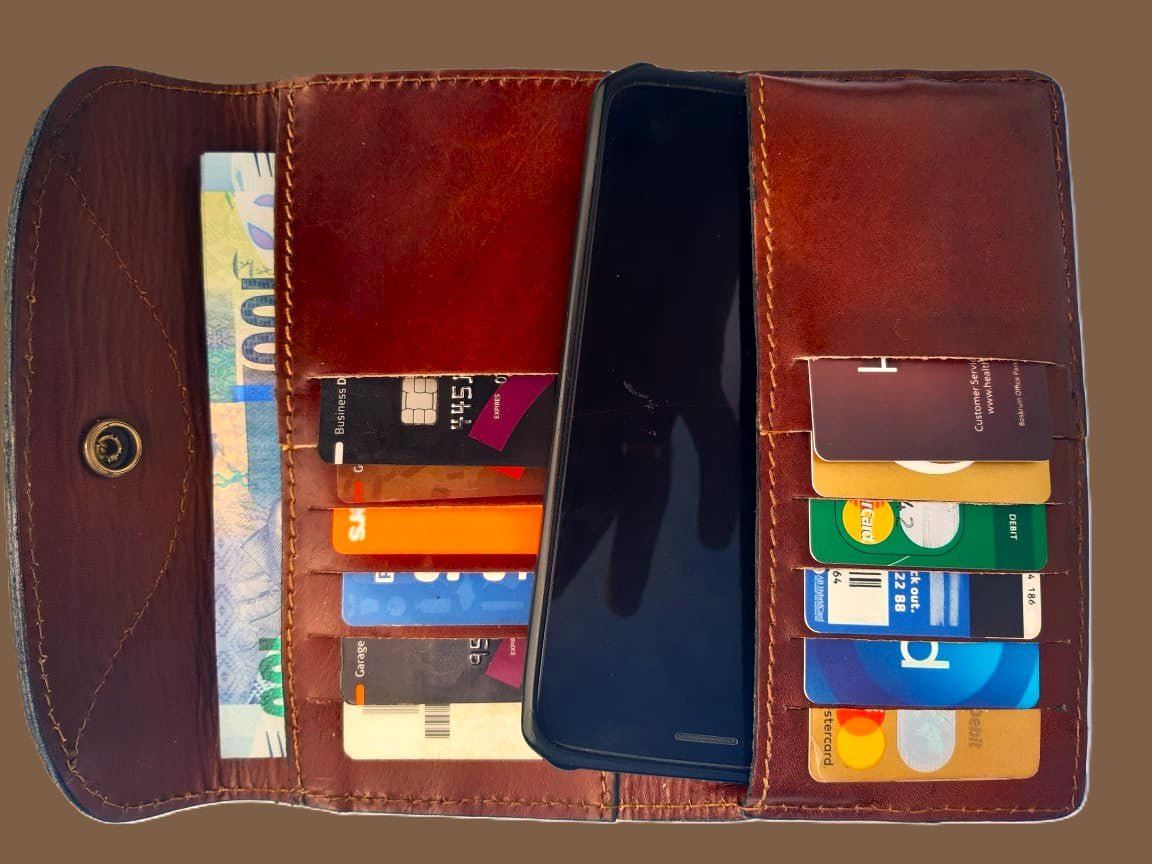 Beatnix purse inside contents -card organisation -phone compartment -notes