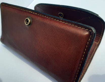 Beatnix purse stitching and flap closure clasp